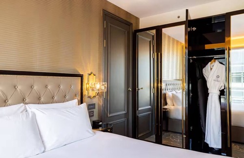 Portsoken Hotel | Junior Suite in East London – Walk-In Shower, City Views