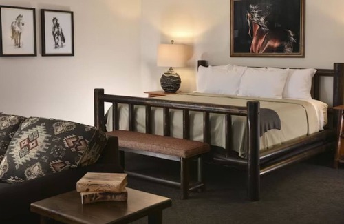 Broken Arrow Hotel | Junior Theme Suite w/Whirlpool, Living Area, Stoney Creek Tulsa, Pool