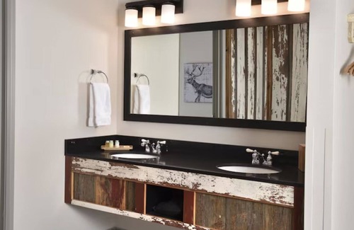 Broken Arrow Hotel | Junior Theme Suite w/Whirlpool, Living Area, Stoney Creek Tulsa, Pool