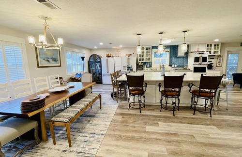 Wright House | "Juniper Junction" - Covered Pool/Entertainer’s Dream/10 Minutes from Beach