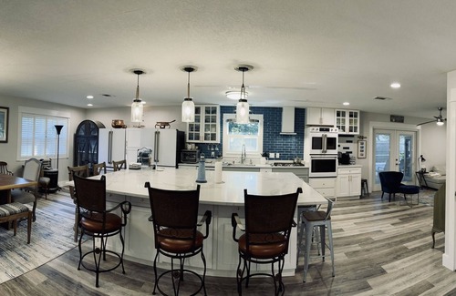 Wright House | "Juniper Junction" - Covered Pool/Entertainer’s Dream/10 Minutes from Beach