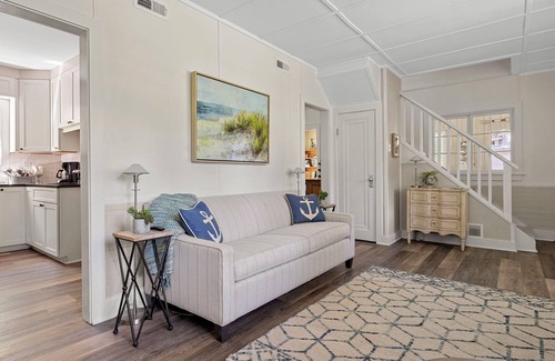 Lakeside House | Juniper Presents: A Classic Lakeside Cottage w/Hot Tub, Steps from the Beach