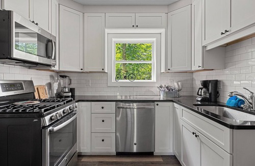 Lakeside House | Juniper Presents: A Classic Lakeside Cottage w/Hot Tub, Steps from the Beach