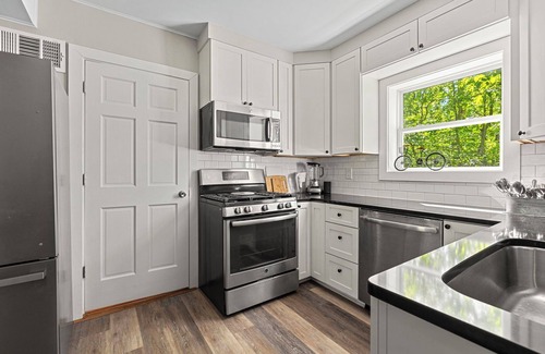 Lakeside House | Juniper Presents: A Classic Lakeside Cottage w/Hot Tub, Steps from the Beach