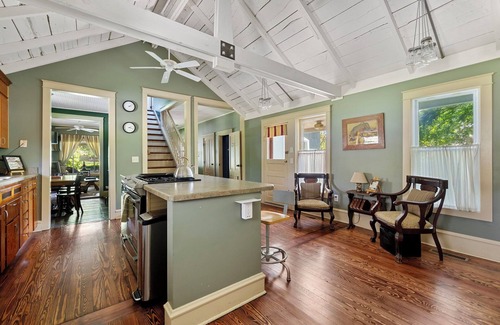Three Oaks House | Juniper Presents: The Fourth Oak, Steps to, Journeyman, Downtown & Parks
