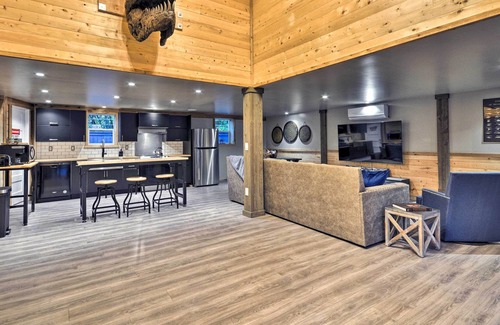 Washougal House | Jurassic Retreat: Hot Tub & 7 Life-Size Dinosaurs!
