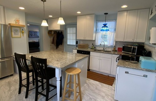 Lakeside House | Just a few blocks from Lake Erie! 4 season home with a cozy cottagey feel.