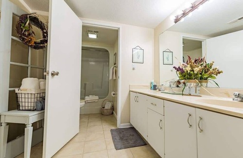 East Ridge Apartment | Just a mile from I-24 and a quick 3-minute drive to great BBQ!