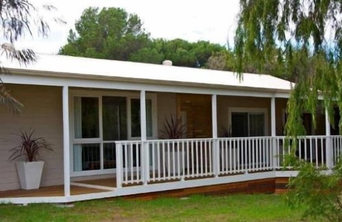 Goolwa South House | Just a short stroll to the river front & only minutes to the stunning surf beach