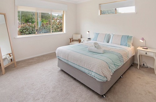 Abbey House | Just Beachy- Large yard, BBQ, WIFI