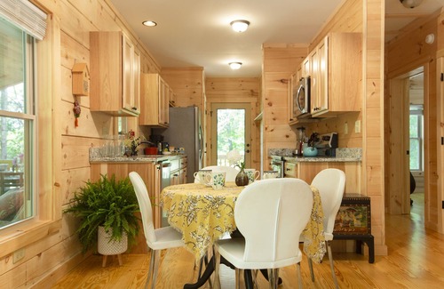 Grace Cabin | “Just BEE🐝Log Cabin"-Stunning, peaceful, NEW , -10 min to Dwtn Ashe