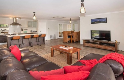 Broadwater House | Just Chillin- Pool, 2km to beach