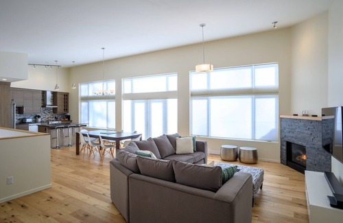 Golden House | Just completed 4 bedroom, 5 bathroom modern Town home, pool table, sleeps 10