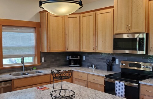 Jacksonville Cottage | Just finished quiet, secluded riverfront/forest getaway on farm in wine country.