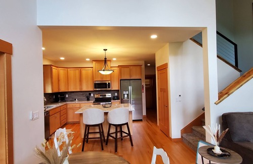 Jacksonville Cottage | Just finished quiet, secluded riverfront/forest getaway on farm in wine country.