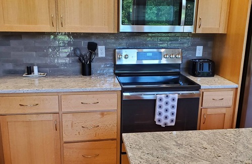 Jacksonville Cottage | Just finished quiet, secluded riverfront/forest getaway on farm in wine country.