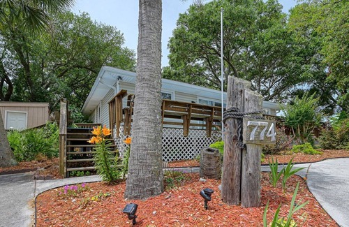 Hampstead House | JUST HIT THE RENTAL MARKET! Cozy modern home minutes to Topsail Island