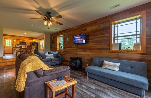 New Plymouth Cabin | Just minutes away from Hocking Hills parks!