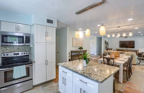 Anona House | Just Minutes to the World's Best Beaches! Beautifully Furnished ~ Gas Grill ~ Family Coastal Escape