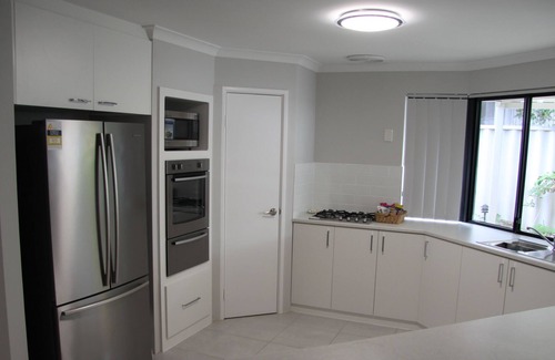Warnbro House | Just minutes walk to beach