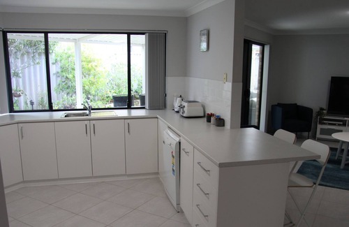 Warnbro House | Just minutes walk to beach