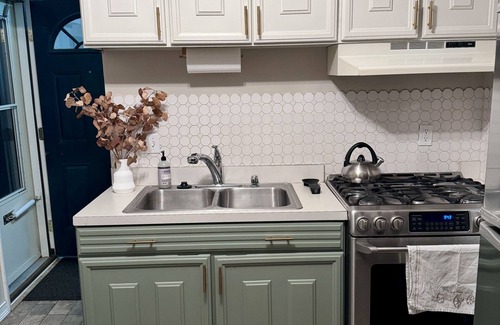 Allenton House | "Just Peachy" Quaint Home in Romeo