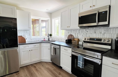 Elizabeth House | Just rehabbed, amazing views on 300 acre ranch, animals, trails, hottub, pond