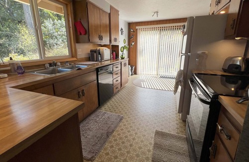 Eugene House | Just shy of 9 acres of nature located only a couple minutes from the city.
