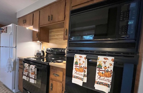 Eugene House | Just shy of 9 acres of nature located only a couple minutes from the city.
