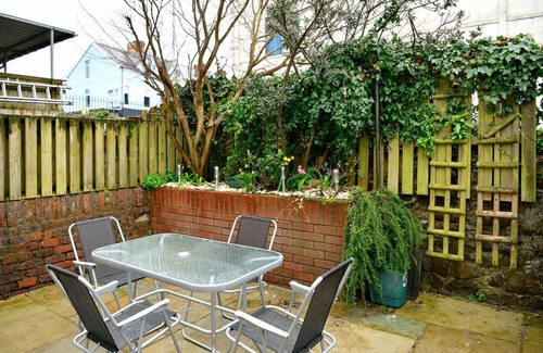 Mumbles Cottage | Just Stay Wales - Castle Square Cottage