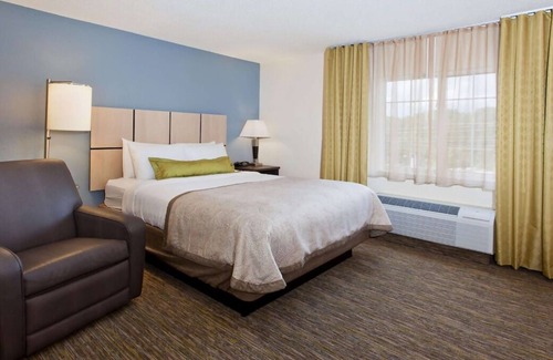 Southfield House | Just What You Were Looking For! 3 Relaxing Units w/ Parking, Perfect for family!