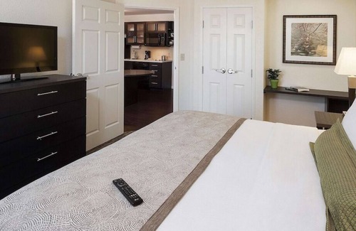 Southfield House | Just What You Were Looking For! 3 Relaxing Units w/ Parking, Perfect for family!