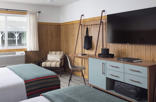 Jackson Hotel | Just What You Were Looking For! Onsite Pool, Free Parking, Pets Allowed