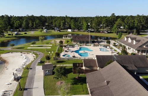 Longs House | Just What You Were Looking For! Outdoor Pool Close to Ripley's Aquarium