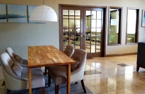 Castle Rock House | Just What You Were Looking For! 4 Sleek Units, Free Breakfast, Free Parking