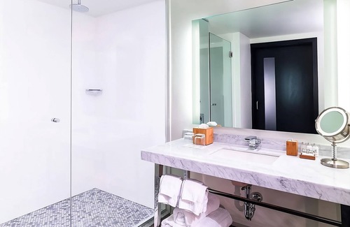 West Plaza Hotel | Just What You Were Looking For! Pool, Pets Allowed, Near Country Club Plaza!