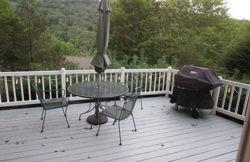 Burnsville House | K & J Cottage Relax and Recharge on your vacation! Sleeps 8