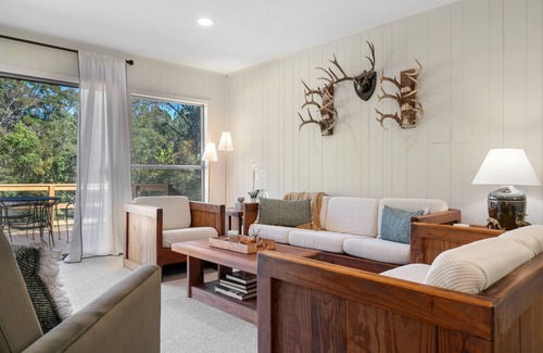 Hattiesburg House | K K’s Hideaway—pond/pool table nn