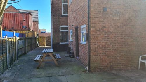 Wolverhampton House | K Stunning 5 Bed Sleeps 8 Families Workers by Your Night Inn Group