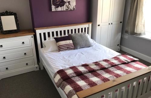 Wolverhampton House | K Stunning 5 Bed Sleeps 8 Families Workers by Your Night Inn Group