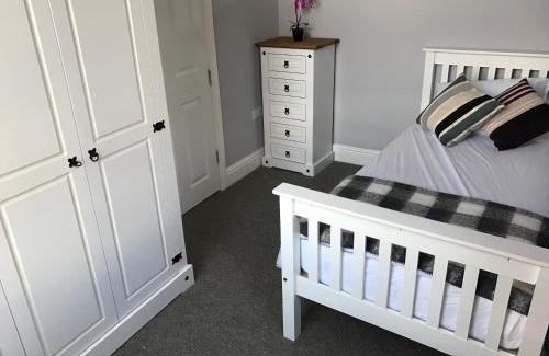 Wolverhampton House | K Stunning 5 Bed Sleeps 8 Families Workers by Your Night Inn Group