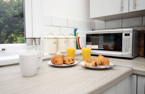 Mountain Ash House | K Suites - Beautiful 2 bed House w/free parking