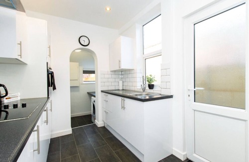 Long Eaton House | K Suites - Cozy 2 bed House w/free parking