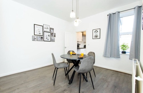 Long Eaton House | K Suites - Cozy 2 bed House w/free parking