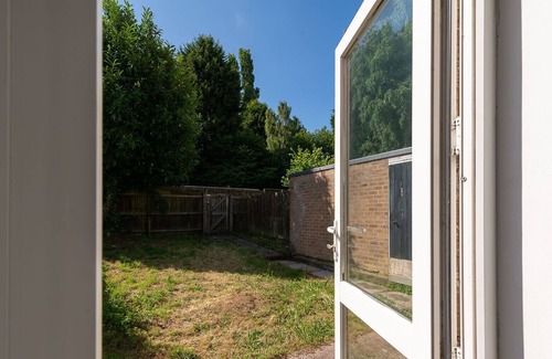 Seisdon Apartment | K Suites - Lovely 3 bed House w/ FREE parking