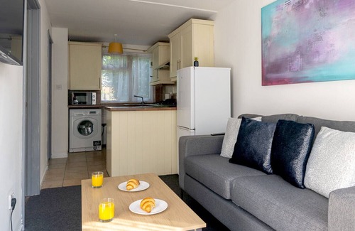 Seisdon Apartment | K Suites - Lovely 3 bed House w/ FREE parking