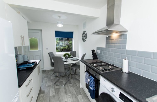 Doncaster House | K Suites - Lovely 3-bedroom w/Garden