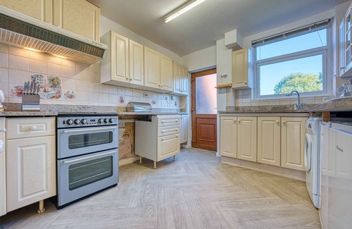 Bloxwich House | K Suites - Lovely Central3 bed House w/ free parking