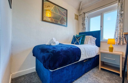 Bloxwich House | K Suites - Lovely Central3 bed House w/ free parking