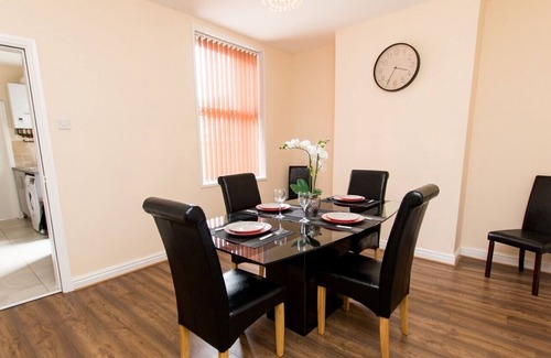 Seisdon House | K Suites - Modern 4 bed Flat w/ Garden View